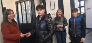 Prietenie și solidaritate: proiectul „Punți între oameni” a adus zâmbete și mărțișoare copiilor și educatorilor din Sighet