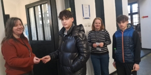 Prietenie și solidaritate: proiectul „Punți între oameni” a adus zâmbete și mărțișoare copiilor și educatorilor din Sighet