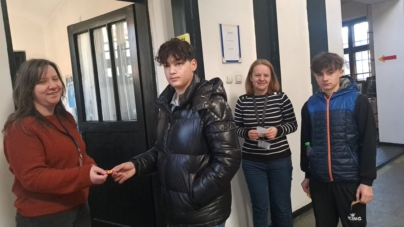 Prietenie și solidaritate: proiectul „Punți între oameni” a adus zâmbete și mărțișoare copiilor și educatorilor din Sighet