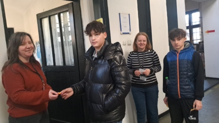 Prietenie și solidaritate: proiectul „Punți între oameni” a adus zâmbete și mărțișoare copiilor și educatorilor din Sighet