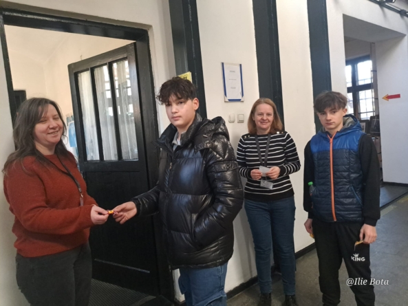 Prietenie și solidaritate: proiectul „Punți între oameni” a adus zâmbete și mărțișoare copiilor și educatorilor din Sighet