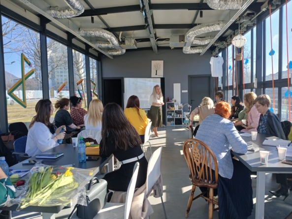 Atelierul „Cultura reușitei în cancelarie” a reunit directori ai unităților de învățământ din Maramureș, la Hub-ul Învățătorilor din Baia Mare