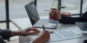 De ce să îți protejezi afacerea cu o asigurare de răspundere profesională?