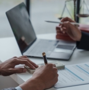 De ce să îți protejezi afacerea cu o asigurare de răspundere profesională?