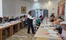 Persoanele vârstnice din cadrul Centrului CASPEV Baia Mare studiază cu interes și seriozitate limba engleză