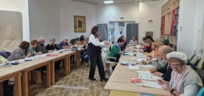 Persoanele vârstnice din cadrul Centrului CASPEV Baia Mare studiază cu interes și seriozitate limba engleză