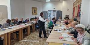 Persoanele vârstnice din cadrul Centrului CASPEV Baia Mare studiază cu interes și seriozitate limba engleză