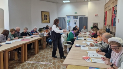 Persoanele vârstnice din cadrul Centrului CASPEV Baia Mare studiază cu interes și seriozitate limba engleză