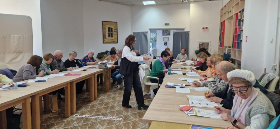 Persoanele vârstnice din cadrul Centrului CASPEV Baia Mare studiază cu interes și seriozitate limba engleză