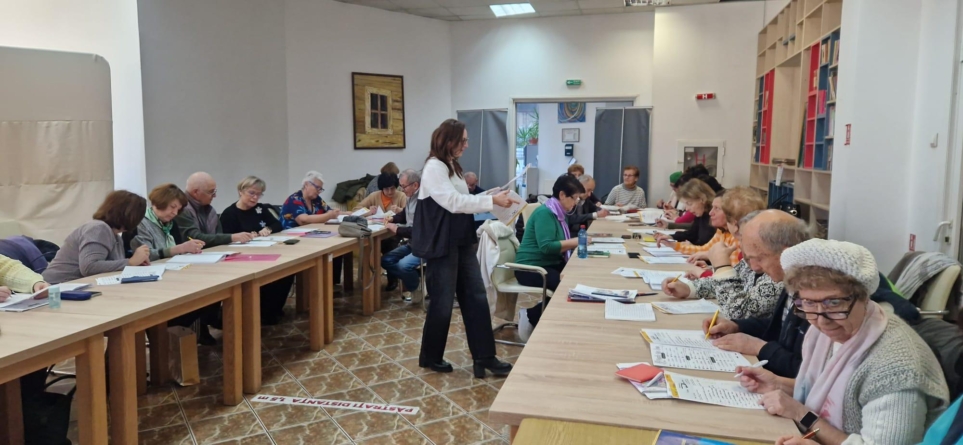 Persoanele vârstnice din cadrul Centrului CASPEV Baia Mare studiază cu interes și seriozitate limba engleză