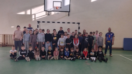 Antrenamentele de Hand to Hand Fighting derulate în cadrul programului național „Educație prin Sport” au ajuns și la Rozavlea