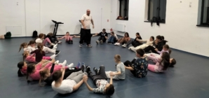 Proiectul „Educație prin sport” prinde contur la Rona de Jos: primul antrenament de Hand to Hand Fighting a reunit un număr mare de copii