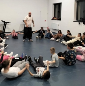 Proiectul „Educație prin sport” prinde contur la Rona de Jos: primul antrenament de Hand to Hand Fighting a reunit un număr mare de copii