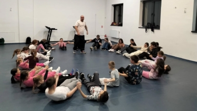 Proiectul „Educație prin sport” prinde contur la Rona de Jos: primul antrenament de Hand to Hand Fighting a reunit un număr mare de copii