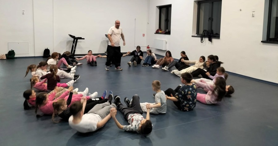 Proiectul „Educație prin sport” prinde contur la Rona de Jos: primul antrenament de Hand to Hand Fighting a reunit un număr mare de copii