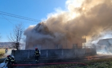Gospodărie cuprinsă de flăcări în Șurdești