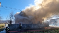 Gospodărie cuprinsă de flăcări în Șurdești