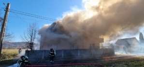 Gospodărie cuprinsă de flăcări în Șurdești