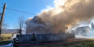 Gospodărie cuprinsă de flăcări în Șurdești