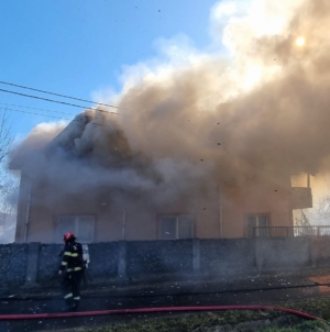 Gospodărie cuprinsă de flăcări în Șurdești
