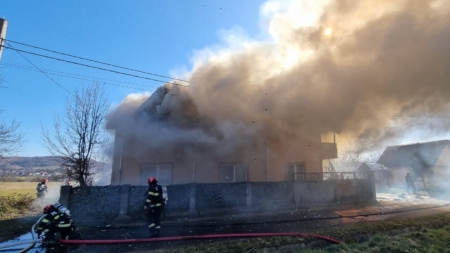 Gospodărie cuprinsă de flăcări în Șurdești