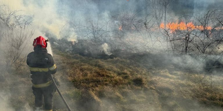 Intervenție de urgență la Borșa, femeie găsită inconștientă după un incendiu de vegetație