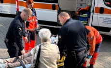 Sprijin acordat de jandarmi unei femei cu un bebeluș căreia i s-a făcut rău în fața Palatului de Justiție