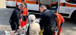 Sprijin acordat de jandarmi unei femei cu un bebeluș căreia i s-a făcut rău în fața Palatului de Justiție