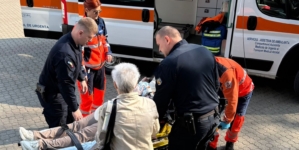 Sprijin acordat de jandarmi unei femei cu un bebeluș căreia i s-a făcut rău în fața Palatului de Justiție