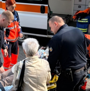 Sprijin acordat de jandarmi unei femei cu un bebeluș căreia i s-a făcut rău în fața Palatului de Justiție