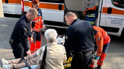 Sprijin acordat de jandarmi unei femei cu un bebeluș căreia i s-a făcut rău în fața Palatului de Justiție