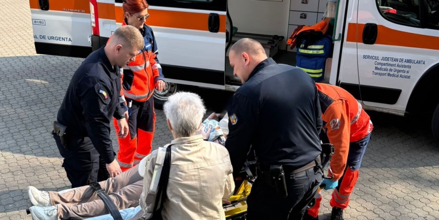 Sprijin acordat de jandarmi unei femei cu un bebeluș căreia i s-a făcut rău în fața Palatului de Justiție