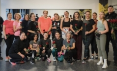 Jandarmii au întrerupt antrenamentul doamnelor la o sală de fitness spre a le oferi flori