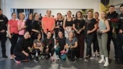 Jandarmii au întrerupt antrenamentul doamnelor la o sală de fitness spre a le oferi flori