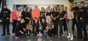 Jandarmii au întrerupt antrenamentul doamnelor la o sală de fitness spre a le oferi flori