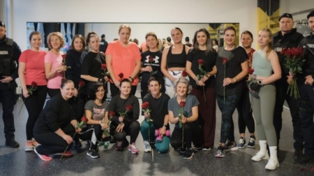 Jandarmii au întrerupt antrenamentul doamnelor la o sală de fitness spre a le oferi flori