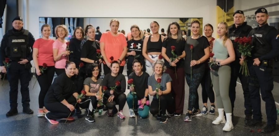 Jandarmii au întrerupt antrenamentul doamnelor la o sală de fitness spre a le oferi flori
