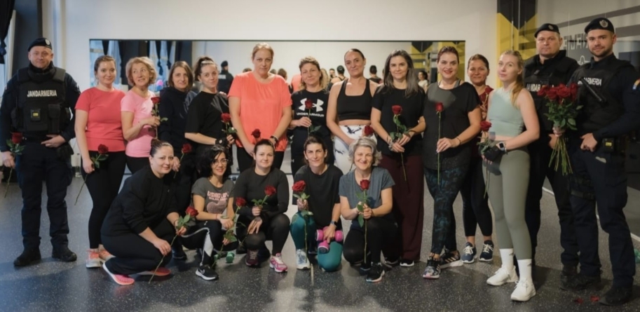 Jandarmii au întrerupt antrenamentul doamnelor la o sală de fitness spre a le oferi flori