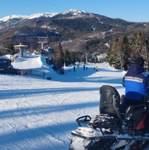 Zeci de misiuni ale jandarmilor în weekend. Amenzi și pentru tulburarea liniștii publice, dar și pentru consum de alcool în spații nepermise