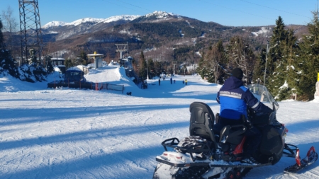 Zeci de misiuni ale jandarmilor în weekend. Amenzi și pentru tulburarea liniștii publice, dar și pentru consum de alcool în spații nepermise