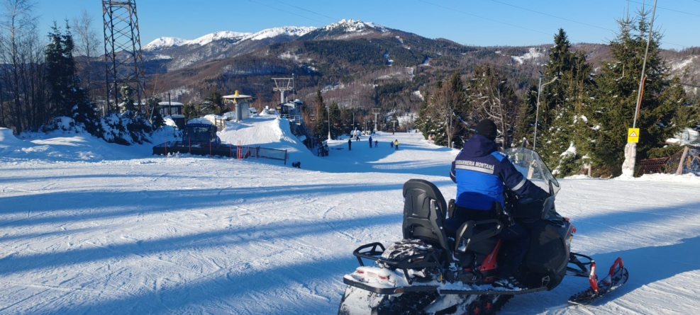 Zeci de misiuni ale jandarmilor în weekend. Amenzi și pentru tulburarea liniștii publice, dar și pentru consum de alcool în spații nepermise