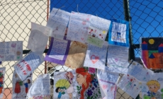 Elevii ciclului primar din Baia Sprie și-au serbat mamele prin expoziția în aer liber „Un strop de primăvară pentru mama”