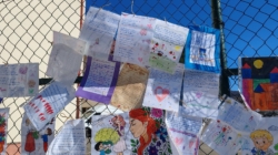 Elevii ciclului primar din Baia Sprie și-au serbat mamele prin expoziția în aer liber „Un strop de primăvară pentru mama”