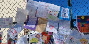 Elevii ciclului primar din Baia Sprie și-au serbat mamele prin expoziția în aer liber „Un strop de primăvară pentru mama”