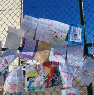 Elevii ciclului primar din Baia Sprie și-au serbat mamele prin expoziția în aer liber „Un strop de primăvară pentru mama”