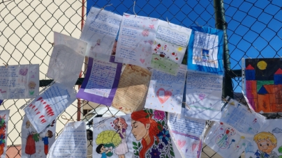 Elevii ciclului primar din Baia Sprie și-au serbat mamele prin expoziția în aer liber „Un strop de primăvară pentru mama”