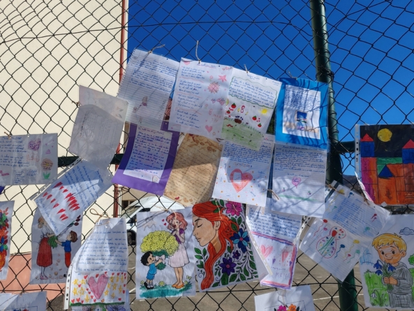 Elevii ciclului primar din Baia Sprie și-au serbat mamele prin expoziția în aer liber „Un strop de primăvară pentru mama”