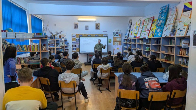 Elevii claselor a VIII-a de la Școala Gimnazială Baia Sprie, informați despre oferta educațională a liceelor militare