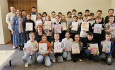 Elevii de la Școala Gimnazială „Alexandru Ivasiuc” din Baia Mare au confecționat daruri de 8 Martie, la Muzeul Județean de Istorie și Arheologie Maramureș