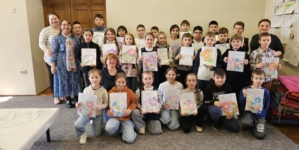 Elevii de la Școala Gimnazială „Alexandru Ivasiuc” din Baia Mare au confecționat daruri de 8 Martie, la Muzeul Județean de Istorie și Arheologie Maramureș